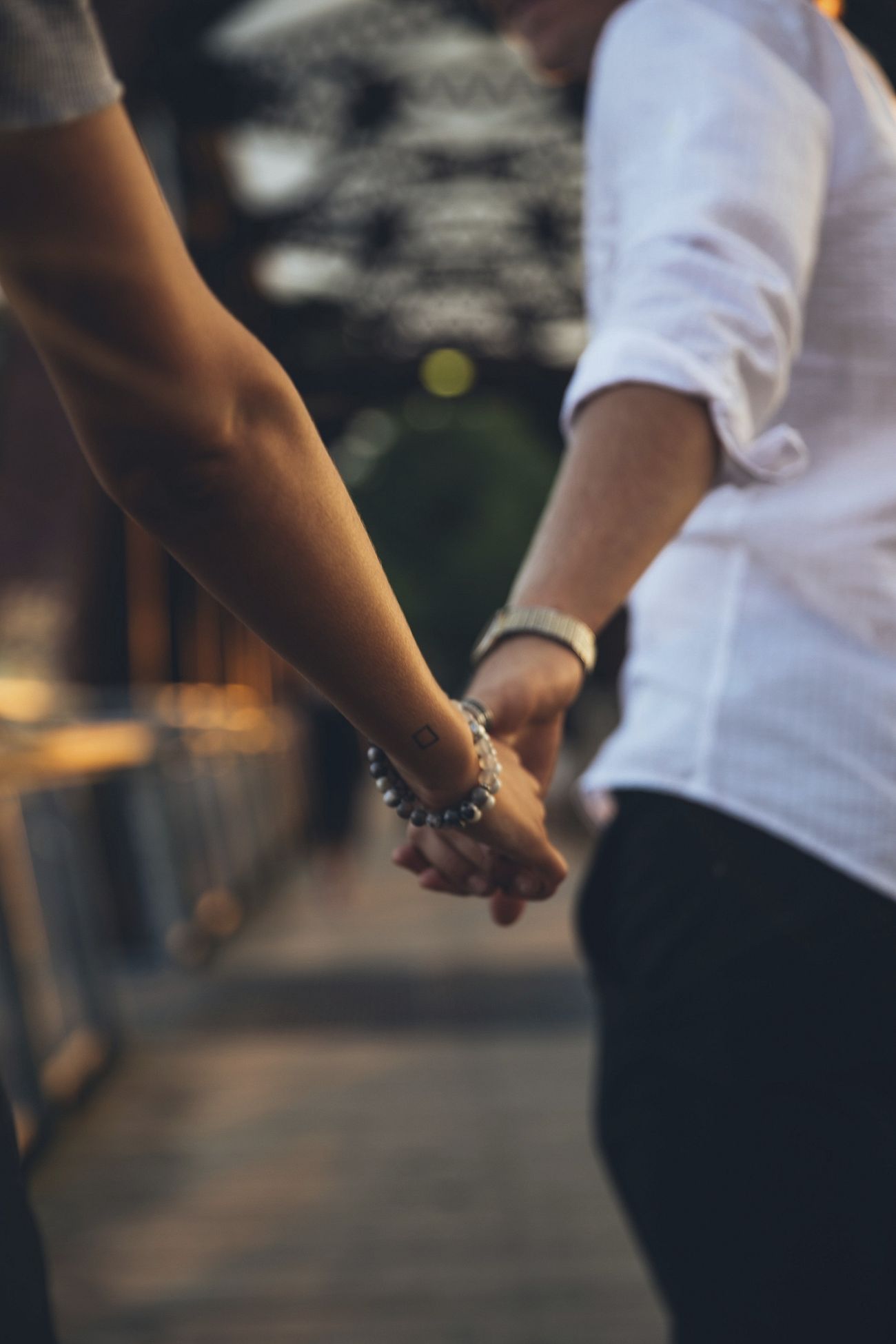 Free couple holding hand image