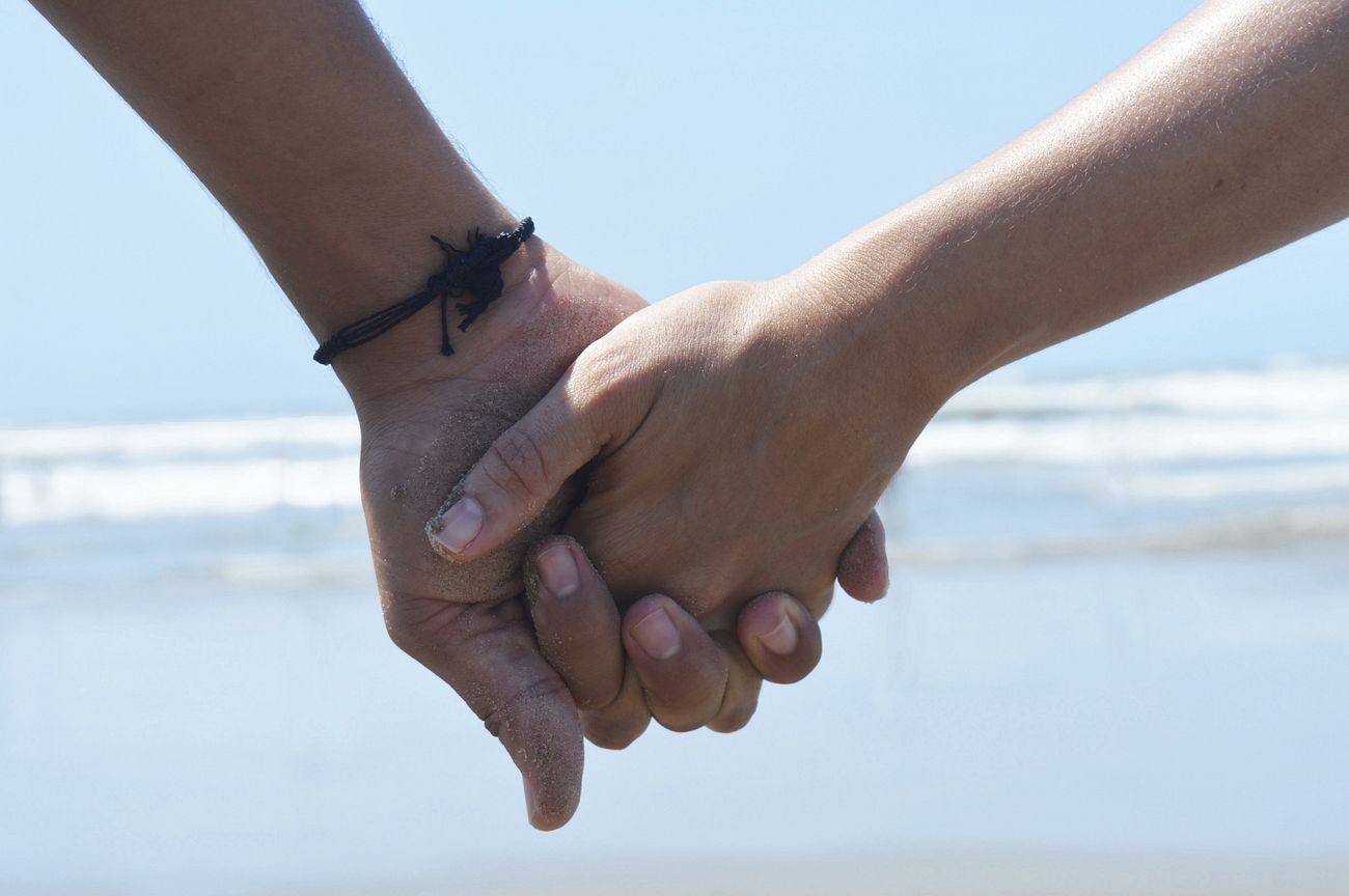 Free couple holding hand image